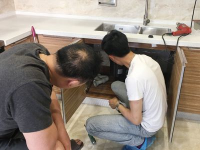 安装厨房垃圾处理器